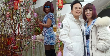 Cặp vợ chồng 62-26 tuổi bất ngờ diện áo đôi, xóa tan nghi án ly hôn sau cả tháng trời im lặng Cặp vợ chồng 62-26 tuổi bất ngờ diện áo đôi, xóa tan nghi án ly hôn sau cả tháng trời im lặng