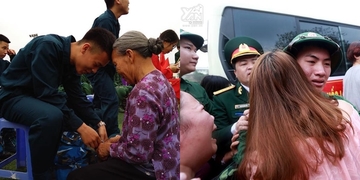 Phút bịn rịn ngày nhập ngũ: Bà dúi vội cho cháu gói muối vừng, chàng tân binh lưu luyến người yêu Phút bịn rịn ngày nhập ngũ: Bà dúi vội cho cháu gói muối vừng, chàng tân binh lưu luyến người yêu