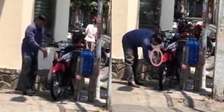 Người đàn ông lấy nước từ thiện để rửa xe máy, CĐM: "Còn biết bao nhiêu người chết khát"
