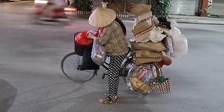 Xúc động người phụ nữ mang bầu cùng con nhỏ nhặt rác đêm nhất định không nhận tiền giúp đỡ