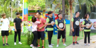 "Hoa hậu hài" Thu Trang hôn Tiến Luật, khẳng định chồng là người đàn ông đẹp trai nhất