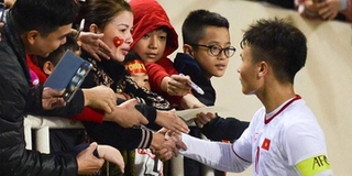 Xúc động khoảnh khắc Quang Hải tìm mẹ để chia sẻ vinh quang khi vừa "hạ gục" U23 Indonesia
