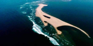 Đảo cát kì lạ dài hơn 3km đột nhiên xuất hiện giữa biển Hội An khiến nhiều người háo hức tìm đến