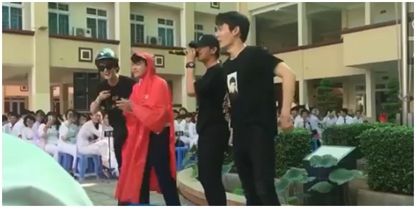 Cái kết có hậu cho fan cuồng chính hiệu khi mặc áo mưa quẩy cùng idol