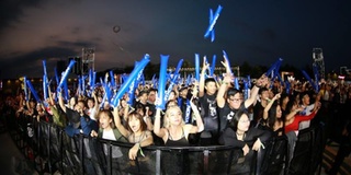BinZ "quẩy tung nóc" ở bữa tiệc âm nhạc đỉnh cao thu hút hơn 10.000 người