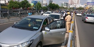 TP.HCM: Tai nạn liên hoàn tại cầu vượt Ngã tư Hàng Xanh khiến giao thông tê liệt