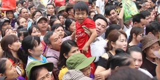 Chen lấn, giẫm đạp trong lễ hội đền Hùng: Trẻ em khóc thét "chịu trận", hoảng loạn đi tìm bố mẹ