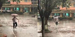 Cậu bạn đội mưa ship xôi cho người thương: "Đi đâu để tìm lại thuở học trò dễ thương đến thế?"