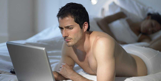 Cụ bà 69 tuổi trừng trị chồng vì nghiện phim người lớn