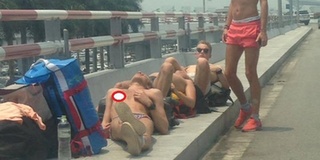Nóng nhất Hà Nội hôm nay: Nhóm khách Tây "trần như nhộng" nằm tắm nắng tại sân bay Nội Bài