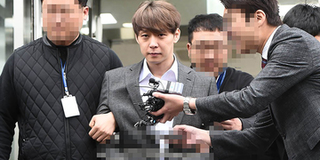 Sau những cáo buộc trao đổi, sử dụng chất cấm, Yoochun đã chính thức bị ban lệnh bắt giữ