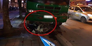 Hà Nội: Xe chở rác cán nát xe máy đang dừng đèn đỏ, đâm đổ cột đèn, 2 người bị thương