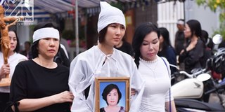Diễm My 9X suy sụp, thất thần ôm di ảnh tiễn biệt mẹ về nơi an nghỉ cuối cùng