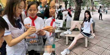 Loạt ảnh ngồi kém duyên trên phim trường của Trâm Anh trước khi bị cắt sạch vai diễn Loạt ảnh ngồi kém duyên trên phim trường của Trâm Anh trước khi bị cắt sạch vai diễn