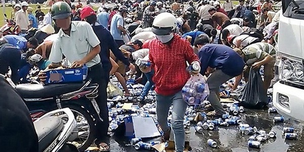 TP.HCM: Ngán ngẩm cảnh cả chục người lao vào "hôi bia" giữa trung tâm quận 1 lúc rạng sáng