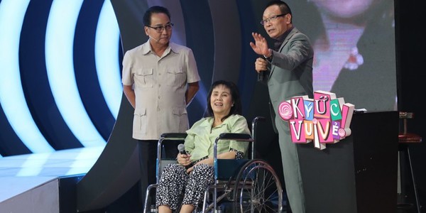 Anh Vũ vừa ra đi, nghệ sĩ Hoàng Lan xuất hiện với xe lăn, mắt mờ khiến sao Việt xúc động