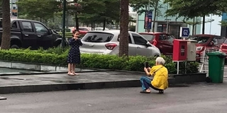 Một bước cháu tạo dáng là một nhịp ông chụp hình, chỉ vậy thôi cũng đủ ấm lòng!