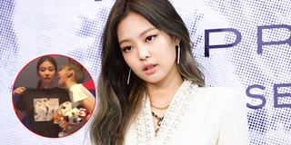 Nội bộ fan BLACKPINK tiếp tục tranh cãi: Jennie giật quà, cố tình chiếm spotlight của Lisa