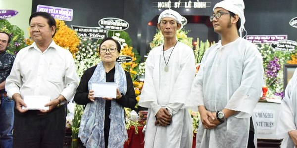 Clip: Con trai của nghệ sĩ Lê Bình thay mặt gia đình, thực hiện di nguyện cuối cùng của bố