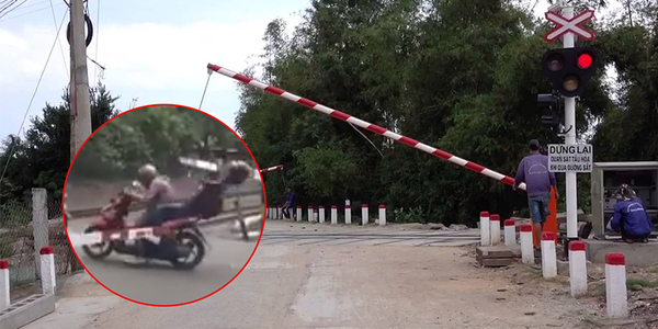 Thanh niên vượt barie nhưng quên "bắn tin" làm người yêu ngồi sau té ngửa