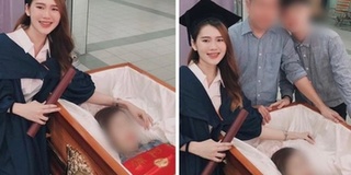 Xót xa hình ảnh nữ sinh mặc áo cử nhân chụp hình tốt nghiệp cạnh người mẹ mới qua đời