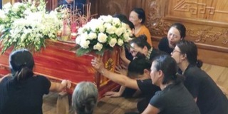 Cha mẹ gục ngã bên di ảnh con trai tử vong vì bị bỏ quên trên xe: "Cặp sách đồ chơi vẫn đây mà..."