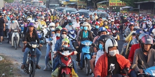 Đường về miền Tây kẹt cứng, người dân thay nhau phát tờ rơi khuyến cáo không qua cầu Rạch Miễu