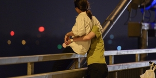 Mải mê ôm hôn thắm thiết trên cầu, cặp đôi ngã nhào từ độ cao 15m xuống đất tử vong