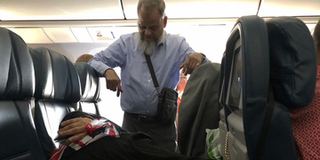 Người đàn ông đứng suốt 6 tiếng trên máy bay chỉ để canh vợ ngủ