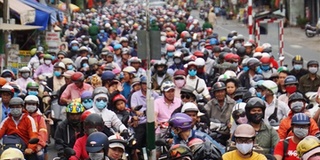 Sau nghỉ lễ 2/9: Người dân nhích từng mét vào Thủ đô, dòng xe chen chúc leo lên vỉa hè trở lại SG