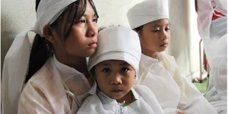 Cha mẹ "ra đi" sau tai nạn, 3 đứa trẻ bỗng chốc mồ côi