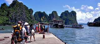 Doanh nghiệp phản đối, Quảng Ninh tạm dừng tăng giá vé vịnh Hạ Long