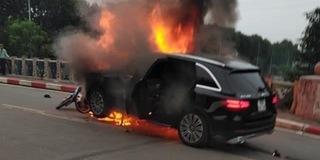 Sau tai nạn liên hoàn, chiếc xe sang bốc cháy ngùn ngụt