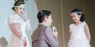 Câu chuyện về bức ảnh chú rể quỳ gối trước cô gái khác trong lễ cưới
