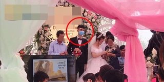 Bức ảnh cưới gây chú ý nhất ngày: Chú rể đeo khẩu trang khi làm lễ