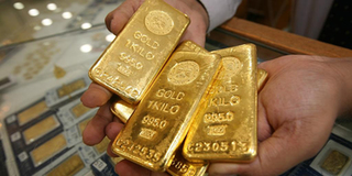 Giá vàng giảm tới gần nửa triệu một lượng khiến người dân méo mặt