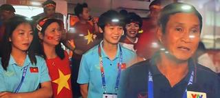 Tuyển nữ có mặt sớm để cổ vũ U22 Việt Nam: Chắc thắng nhé thầy Park!