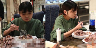 Ăn hết 1 con cừu vẫn chưa no, cô gái bị nhiều nhà hàng buffet cấm cửa