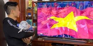Bùi Tiến Dũng tay bế con, mắt dán vào TV theo dõi SEA Games 30