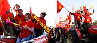 CĐV phủ đỏ sân bay đón những "người hùng" bóng đá Việt Nam trở về