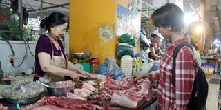 Giá lợn tại miền Bắc tăng chóng mặt, thịt gà "hùa theo" leo thang