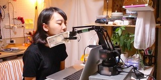 Cô gái gây sốt MXH: Sáng chế máy đập tiền vào mặt để có động lực sống