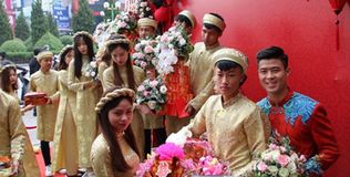 Duy Mạnh đi hỏi vợ: 11 tráp hoành tráng, áo dài thiết kế riêng