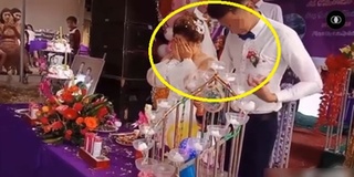 Chú rể vô tâm sau khi bật nút chai rượu khiến cô dâu tím mắt