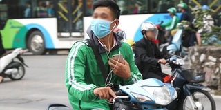Tài xế xe ôm công nghệ "méo mặt" khi mức phạt đeo tai nghe quá lớn