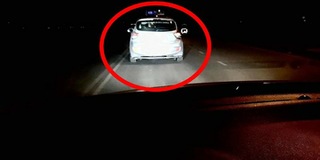 Góc việc tốt: Tài xế ô tô soi đèn pha cho xe taxi khác trong đêm khuya