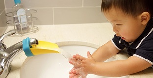 Nước sát khuẩn có ảnh hưởng gì đến làn da của trẻ nhỏ?