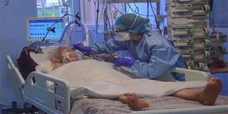 Khoảnh khắc bệnh nhân Covid-19 ra đi: Thều thào cầu xin gặp người thân