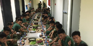 Bữa tối đêm muộn đầy ấm áp của các chiến sĩ tại khu cách ly