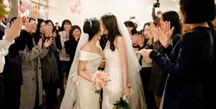 Cặp đôi đồng tính nữ Hàn Quốc gây "bão" CĐM với đám cưới ngọt ngào
